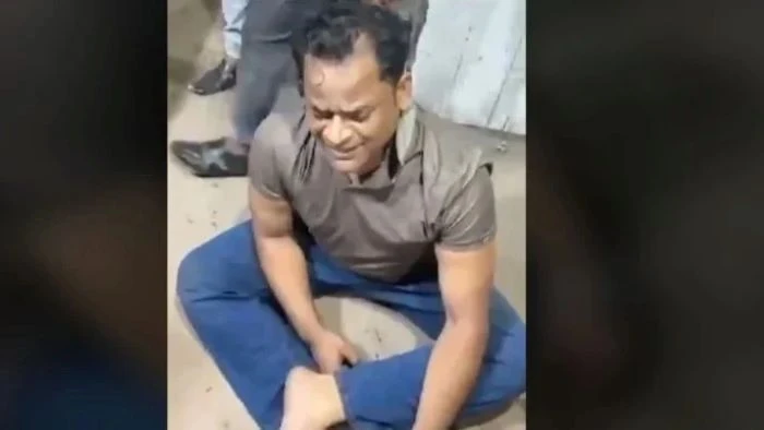 ‘স্ত্রী মেরেছেন তাই মদ পান’, ভিডিও ভাইরালের পর নারায়ণগঞ্জে নৌ পুলিশের এসআই প্রত্যাহার